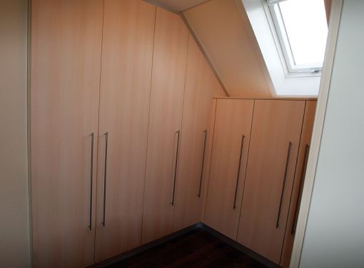 BROENS | Möbel - Kleiderschrank in Dachschräge integriert